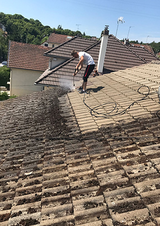 Demoussage de toiture à Rosny-sous-Bois (93110) en Seine Saint Denis 93